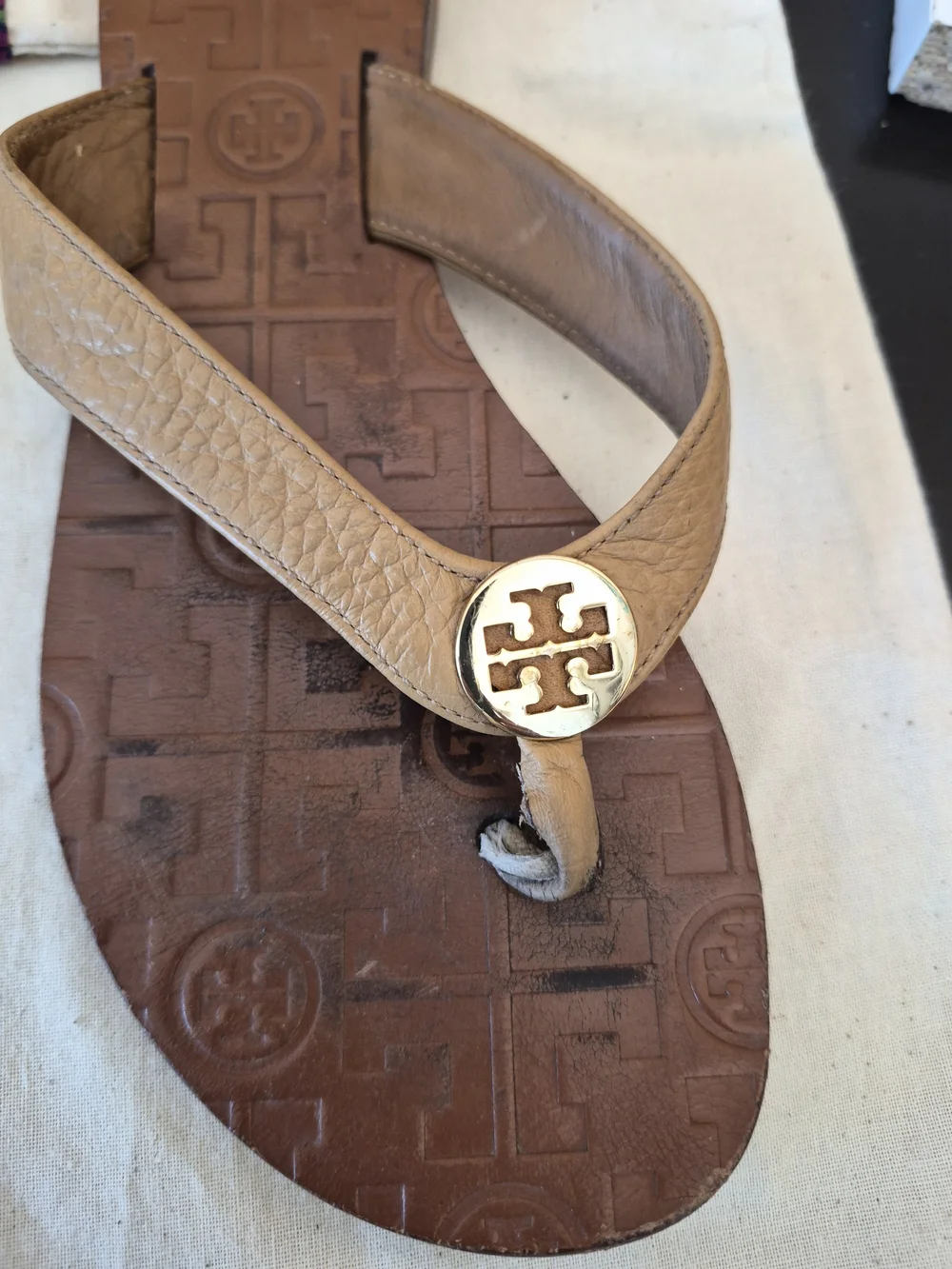 Tory Burch Women's THORA Brown Leather Flip Flop Sandals. Goldtone Logo. 6M.